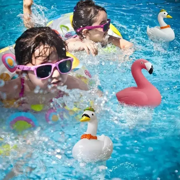 Flotteur au chlore solaire en forme de flamant rose avec lumière