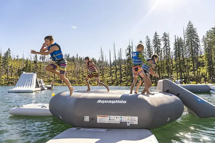 Trampoline flottant gonflable