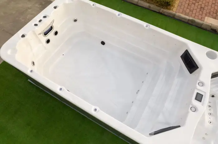 Spa de nage autoportant personnalisable pour cour d'hôtel avec coque entièrement en fibre de verre