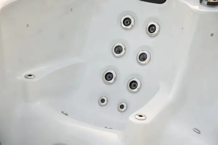 Spa de nage autoportant personnalisable pour cour d'hôtel avec coque entièrement en fibre de verre