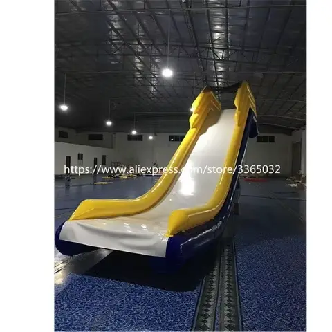 Glissière d'eau flottante gonflable commerciale bon marché, bateau avec piscine