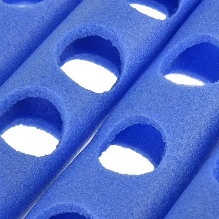 Connecteur flottant pour nouilles de piscine