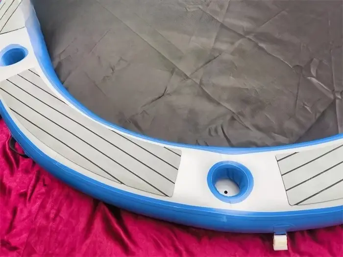 Matelas flottant vert, chaise de piscine bronzante et table