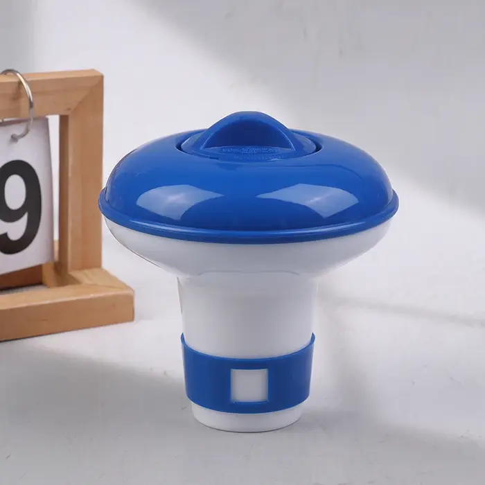 Outil de nettoyage flottant pour piscine extérieure