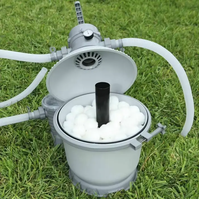 Boules filtrantes pour piscine conçues pour remplacer les filtres à sable afin d'améliorer l'efficacité de la filtration et réduire le temps de fonctionnement quotidien