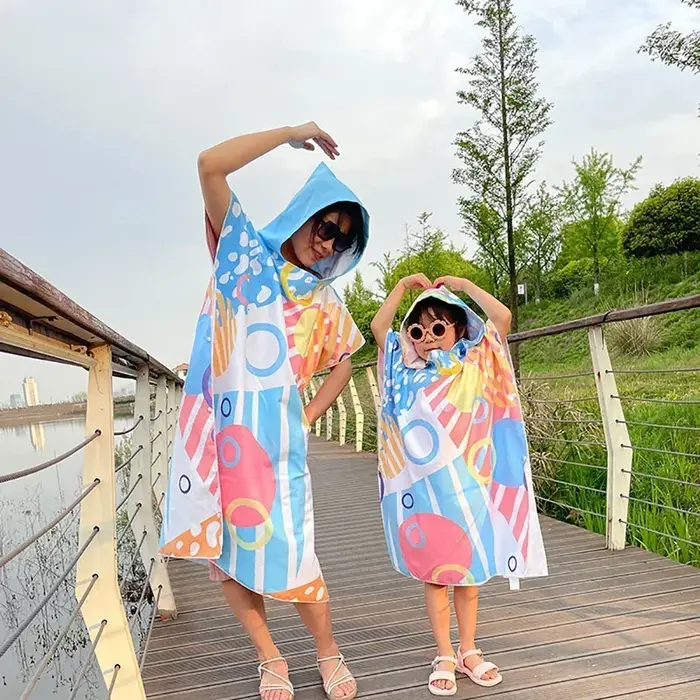 Serviette de plage à capuche imprimée pour adultes et enfants