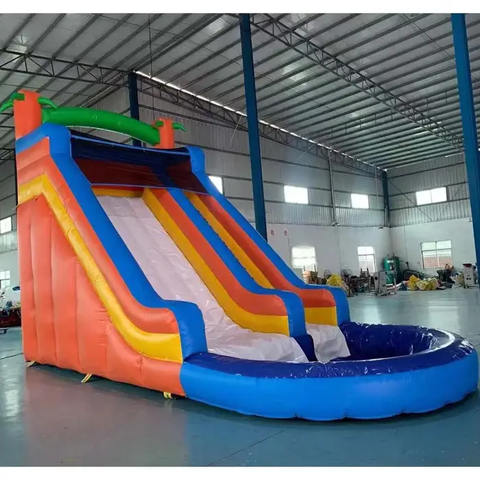 Grand toboggan aquatique gonflable vert avec piscine