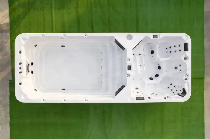 Spa de nage autoportant personnalisable pour cour d'hôtel avec coque entièrement en fibre de verre