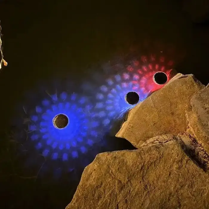 Lumières solaires flottantes pour piscine