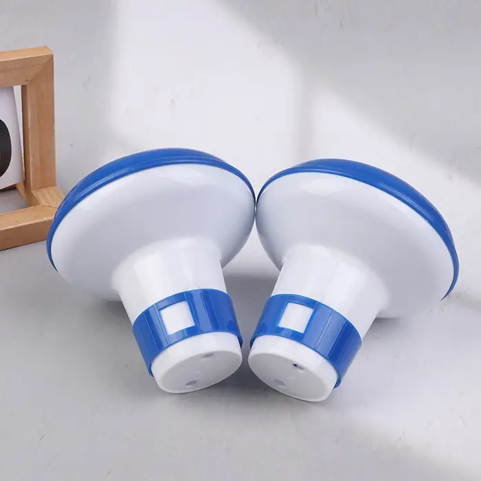 Outil de nettoyage flottant pour piscine extérieure