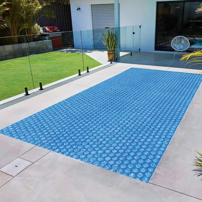 Couverture solaire à bulles pour piscine
