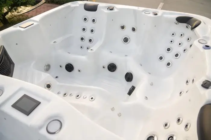 Spa de nage autoportant personnalisable pour cour d'hôtel avec coque entièrement en fibre de verre