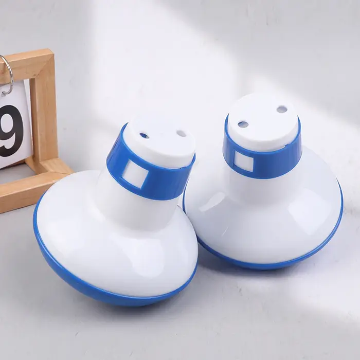 Outil de nettoyage flottant pour piscine extérieure
