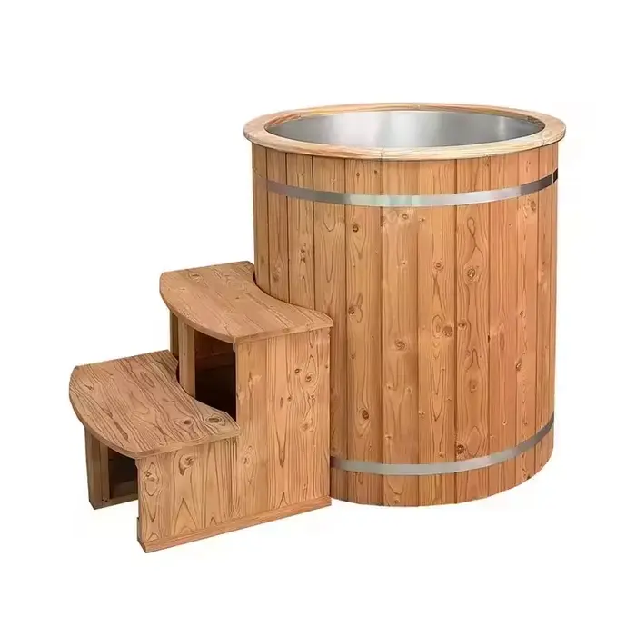 Sauna en bois pour hommes, piscine froide extérieure
