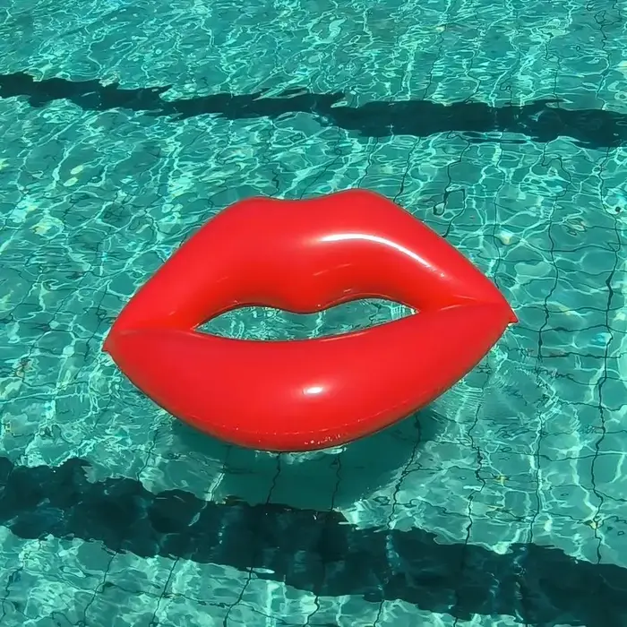 Flotteur gonflable de piscine à lèvres rouges
