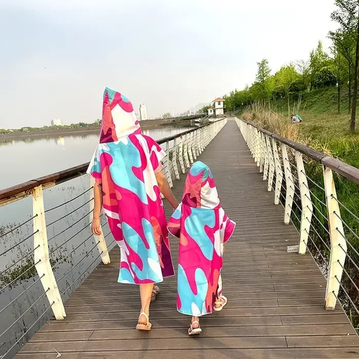 Serviette de plage à capuche imprimée pour adultes et enfants