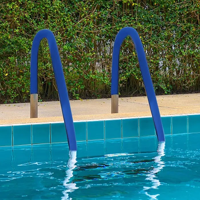 Couverture adhésive pour main courante de piscine