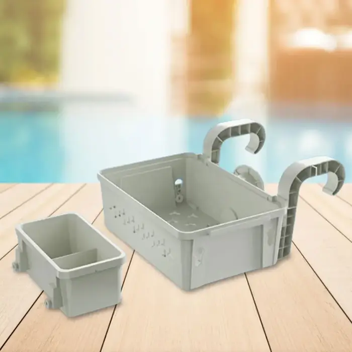 Paniers de rangement au bord de la piscine avec porte-gobelets