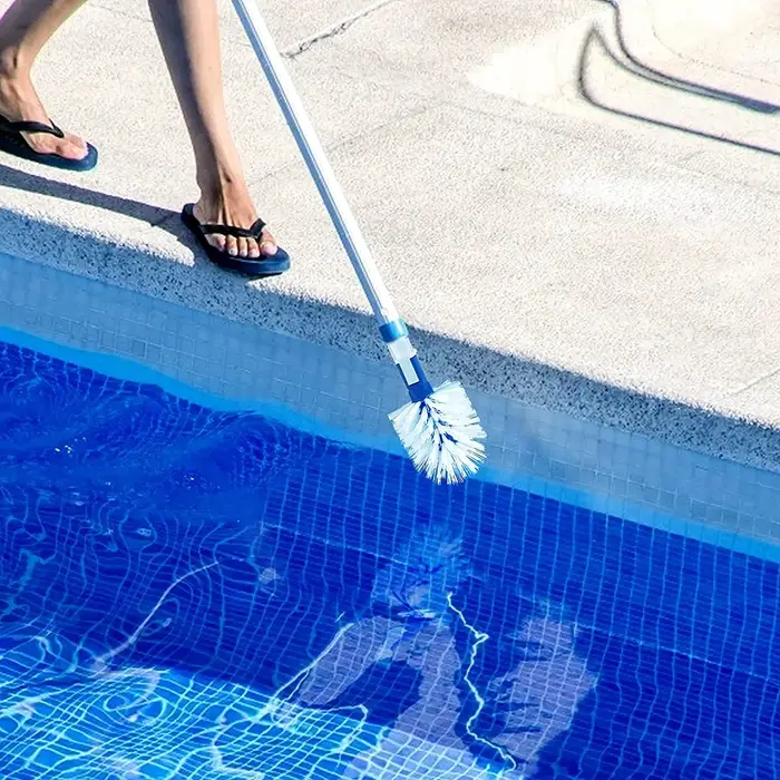 Nettoyage d'angle de piscine