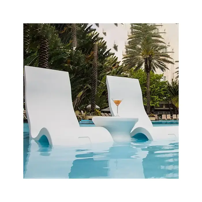 Chaise longue d'extérieur dans l'eau, rebord dans la piscine, pour hôtel