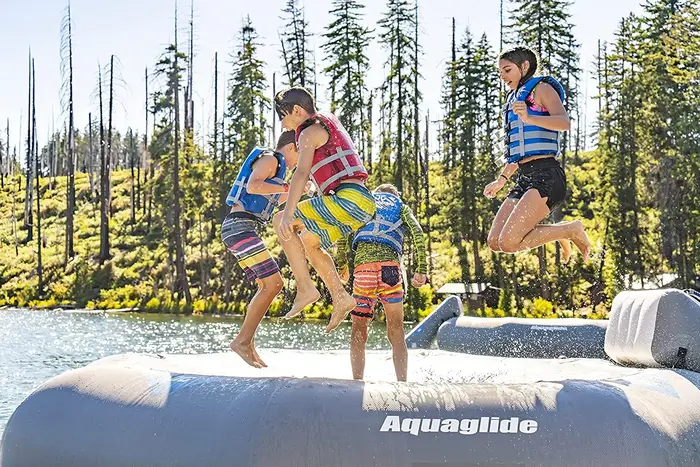 Trampoline flottant gonflable