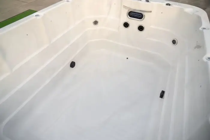 Spa de nage autoportant personnalisable pour cour d'hôtel avec coque entièrement en fibre de verre